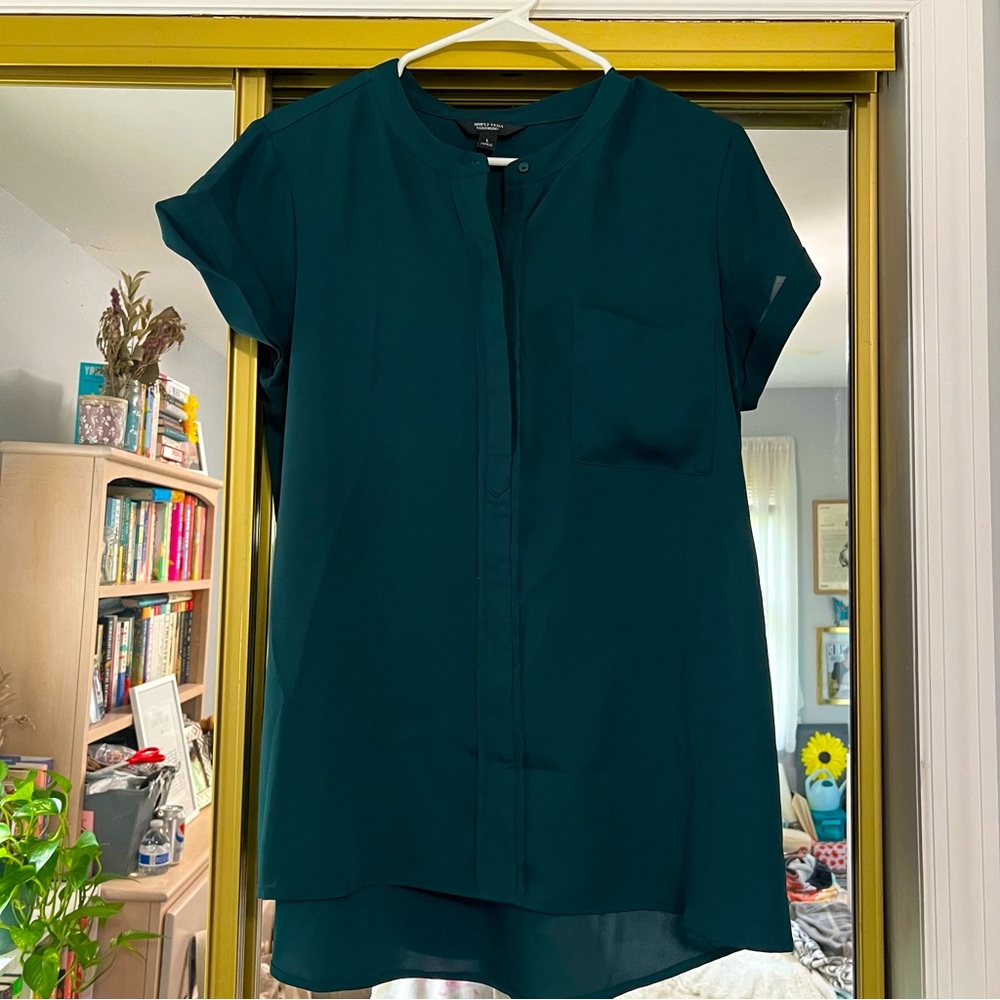 Women’s Vera wang short sleeve blouse! Great for work